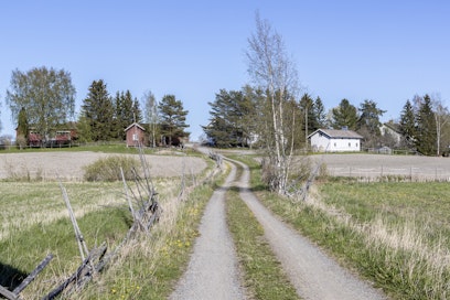Maaseudun yritystoiminta on vakaata, mutta yrityksiä perustetaan ja lopetetaan suhteellisesti vähemmän kuin kaupungeissa. Kuvituskuva. 