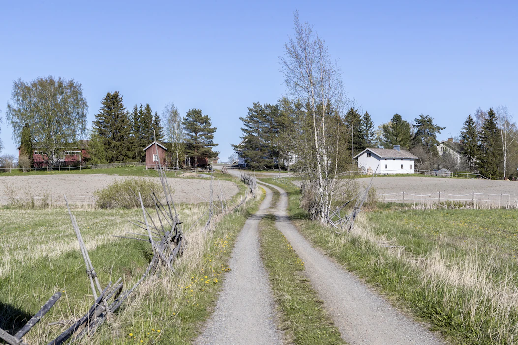 Maaseudun yritystoiminta on vakaata, mutta yrityksiä perustetaan ja lopetetaan suhteellisesti vähemmän kuin kaupungeissa. Kuvituskuva.
