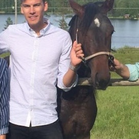 Hevosharrastus on Matts Sjöblomin (oikealla) perheenkin harrastus, ja toimintaa on myös kotimaassa.
