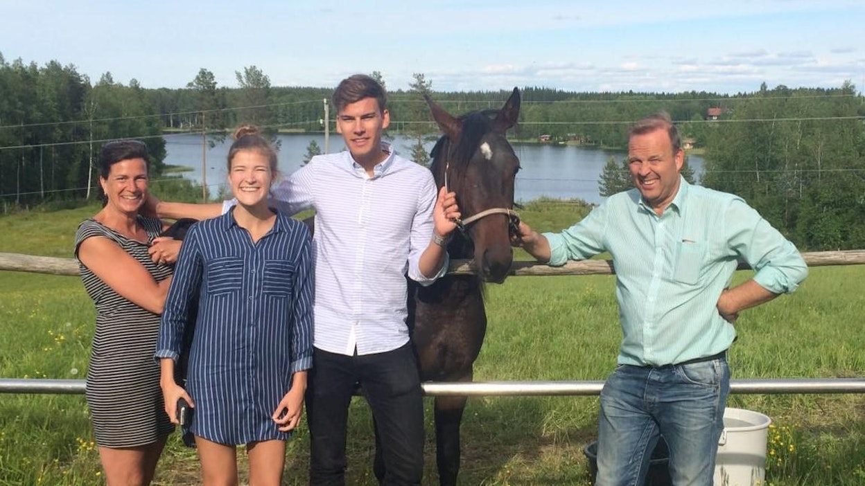 Hevosharrastus on Matts Sjöblomin (oikealla) perheenkin harrastus, ja toimintaa on myös kotimaassa.