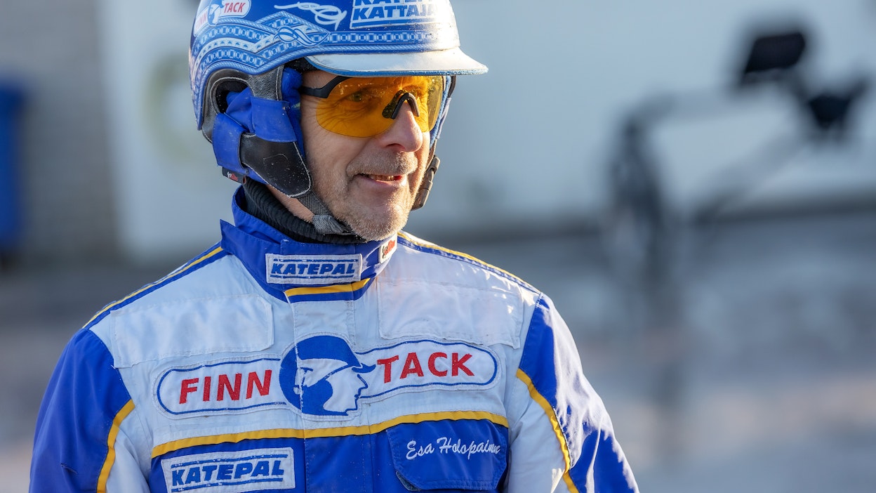 Esa Holopainen huomioitiin Suomen Valkoisen Ruusun ansioristillä.