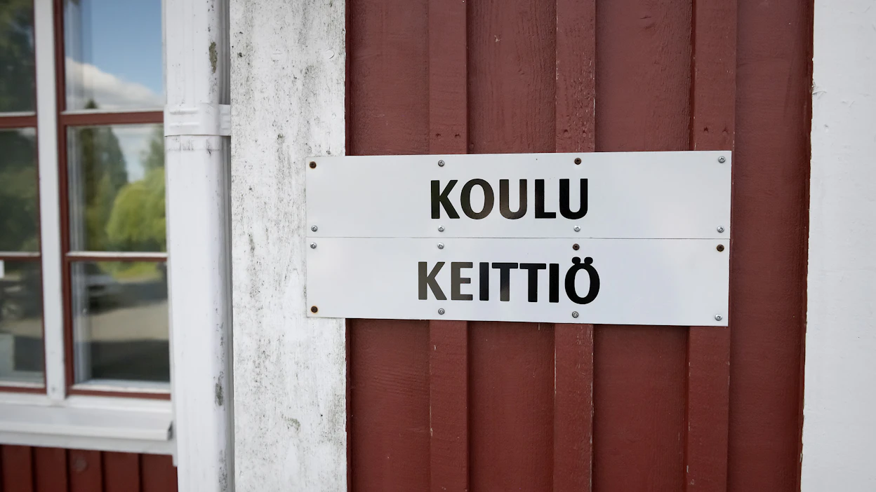 Marja Vilkaman mielestä kyläkouluilla voisi olla mahdollisuus järjestää esimerkiksi lounastarjoilu yksinäisille ihmisille.