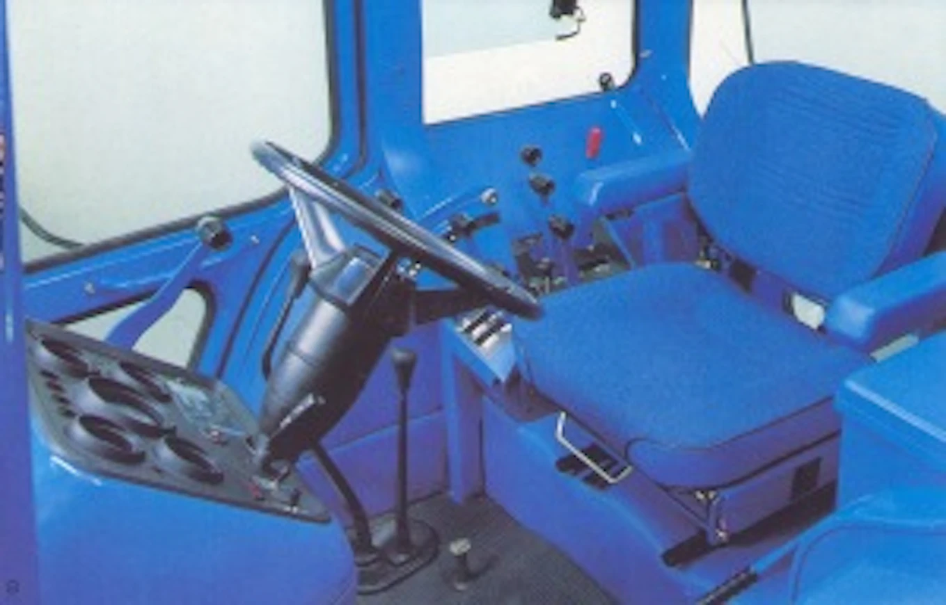 83Ford7710ohjaamo