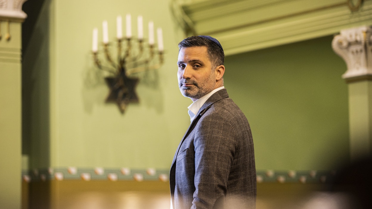 Juutalaiset vaihtaisivat mieluusti kotimaiseen lihaan, jos sitä saisi, Yaron Nadbornik sanoo. Hänet kuvattiin Helsingin synagogassa viime torstaina.