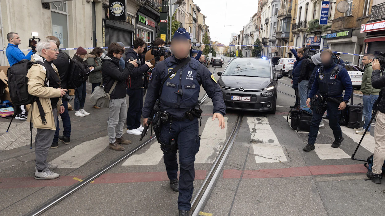 Belgialainen poliisi vahtii katua Brysselin Schaerbeekissä, missä kahden ruotsalaisen murhasta epäilty tunisialaismies kuoli poliisin luoteihin.