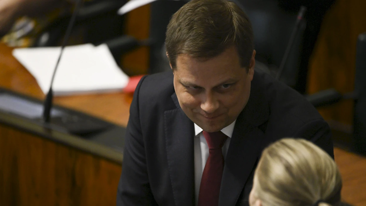 Vasemmistoliiton eduskuntaryhmän puheenjohtaja Jussi Saramo sanoo, että tuoreelle elinkeinoministeri Vilhelm Junnilalle (kuvassa) esitetään tänään epäluottamuslause eduskunnassa.