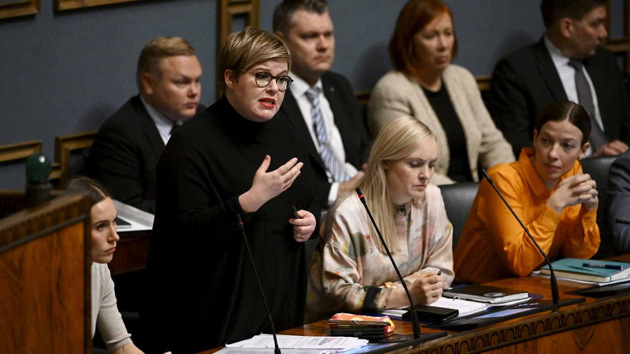 Useasta eri hallituslähteestä kerrotaan STT:lle, että lähiaikoina on puhuttu noin 300 miljoonan euron kompromissista sote-rahoihin. Kuvassa etualalla vasemmalta pääministeri Sanna Marin (sd.), valtiovarainministeri Annika Saarikko (kesk.), ympäristö- ja ilmastoministeri Maria Ohisalo (vihr.) ja opetusministeri Li Andersson (vas.) eduskunnassa aiemmin tammikuussa. LEHTIKUVA / Antti Aimo-Koivisto.