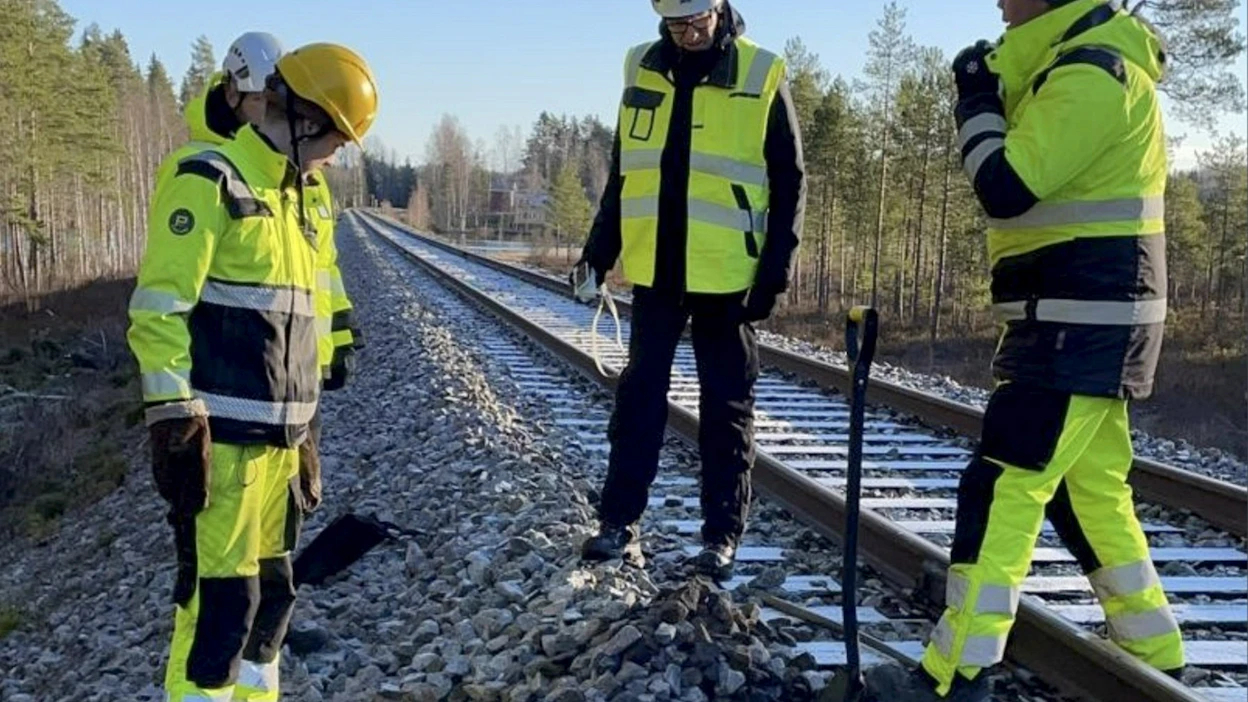 Onnettomuustutkintakeskuksen tutkijat tarkastelivat marraskuussa 2021 paikkaa, jossa tavarajunan vaunuja oli suistunut kiskoilta heinäkuussa. LEHTIKUVA/handout/Onnettomuustutkintakeskus.