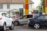 Suomalaiset autoilijat tankkasivat huoltoasemalla Haaparannalla Ruotsissa heinäkuussa. JARNO VUORINEN / LEHTIKUVA.