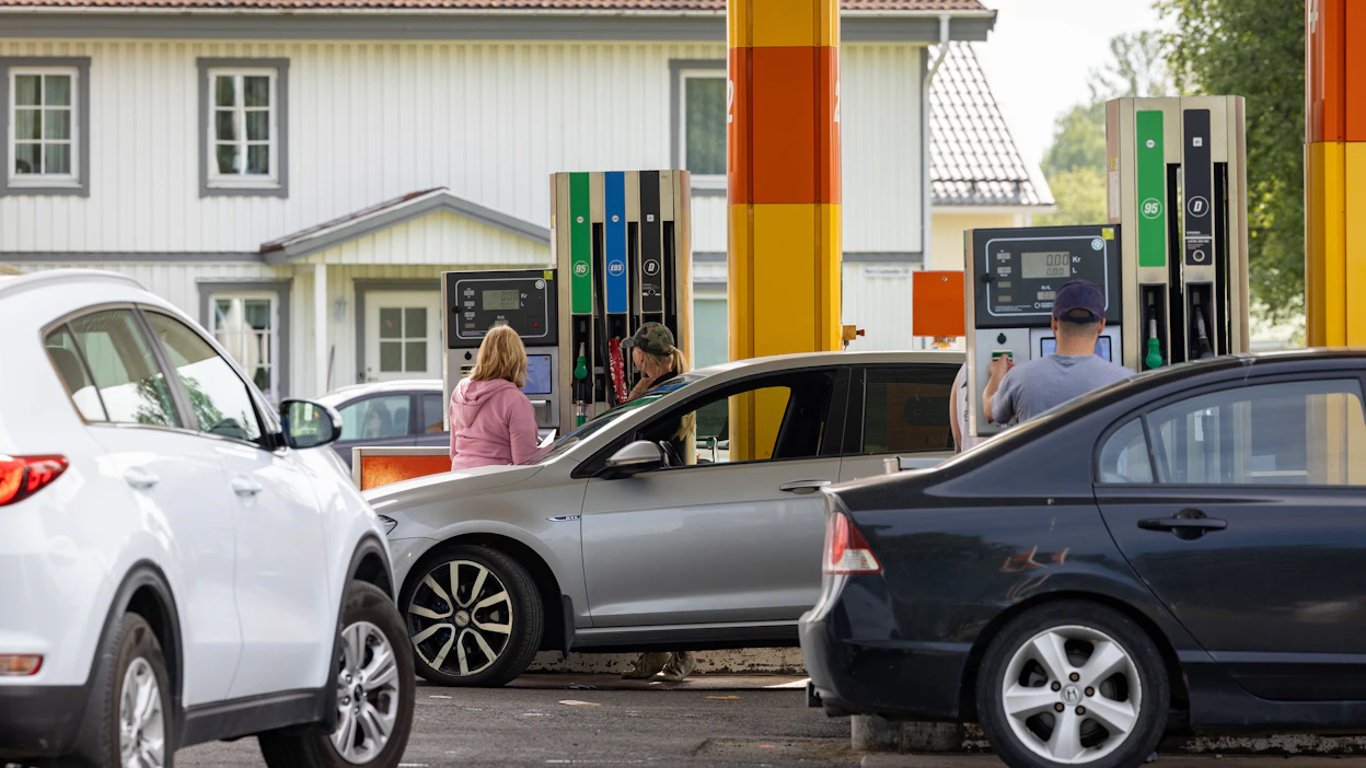 Suomalaiset autoilijat tankkasivat huoltoasemalla Haaparannalla Ruotsissa heinäkuussa. JARNO VUORINEN / LEHTIKUVA.