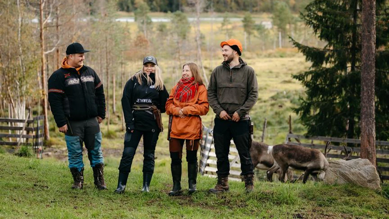 Nuoret ovat kasvaneet poronhoitoon pienestä pitäen. Eeron tarina on erilainen. Hän lähti hoitamaan poroja Inariin rakkauden perässä. Vasemmalta oikealle Aleksi, Sunna, Viola ja Eero.