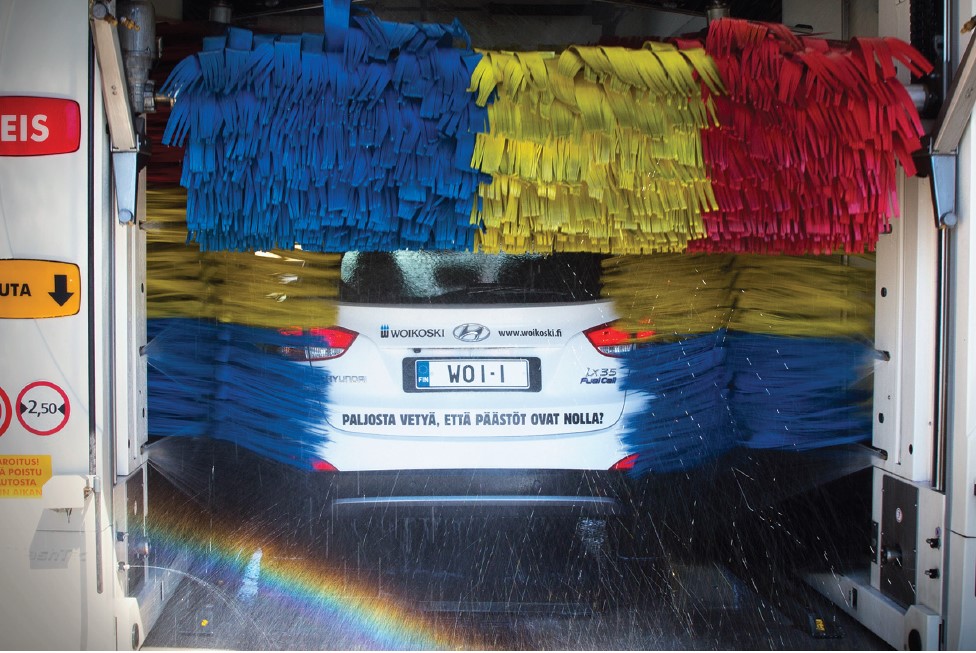 Vety käy sellaisenaan polttokennoauton energialähteeksi ja vedystä voidaan valmistaa myös niin sanottua synteettistä polttoainetta.