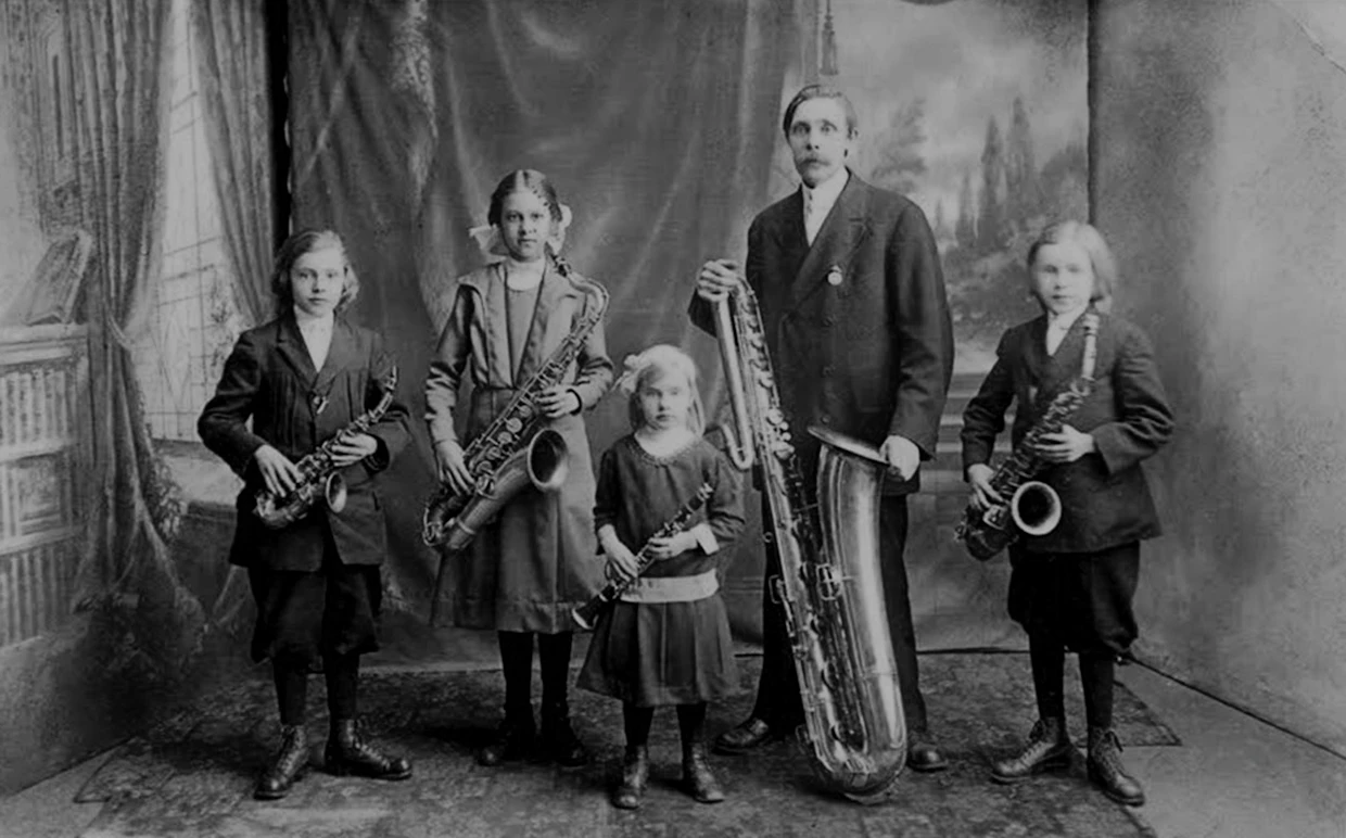 Perhekuvassa vasemmalla oleva Einar Swan oli musiikin ihmelapsi, jonka välit Matti-isään (toinen oikealta) rikkoutuivat avioliiton ja erilaisen musiikkimaun vuoksi.