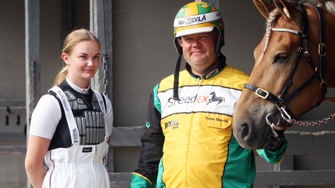 Teemu Okkolinilla, hänen tyttärellään Oona Halmeella ja muulla tallin väellä on viikonloppuna jännät paikat. Vermon varikolla Okkolinin ja Halmeen kanssa poseerasi Franster, joka on Teemun ajokki lauantain Pilvenmäki Specialissa. Oona ohjastaa samassa kisassa Eivaria.