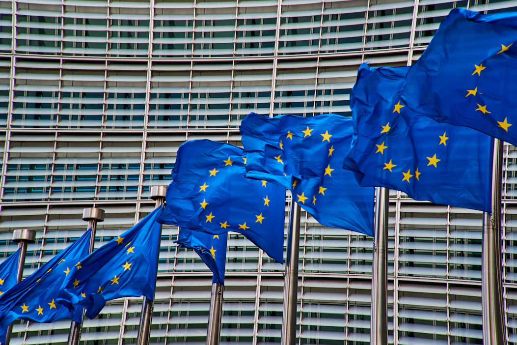 Euroopan parlamentti on jo vuosia pyrkinyt vahvistamaan omaa asemaansa päätöksenteossa. Samoja pyrkimyksiä on myös Euroopan komissiolla ja sen puheenjohtajalla Ursula von der Leyenillä.