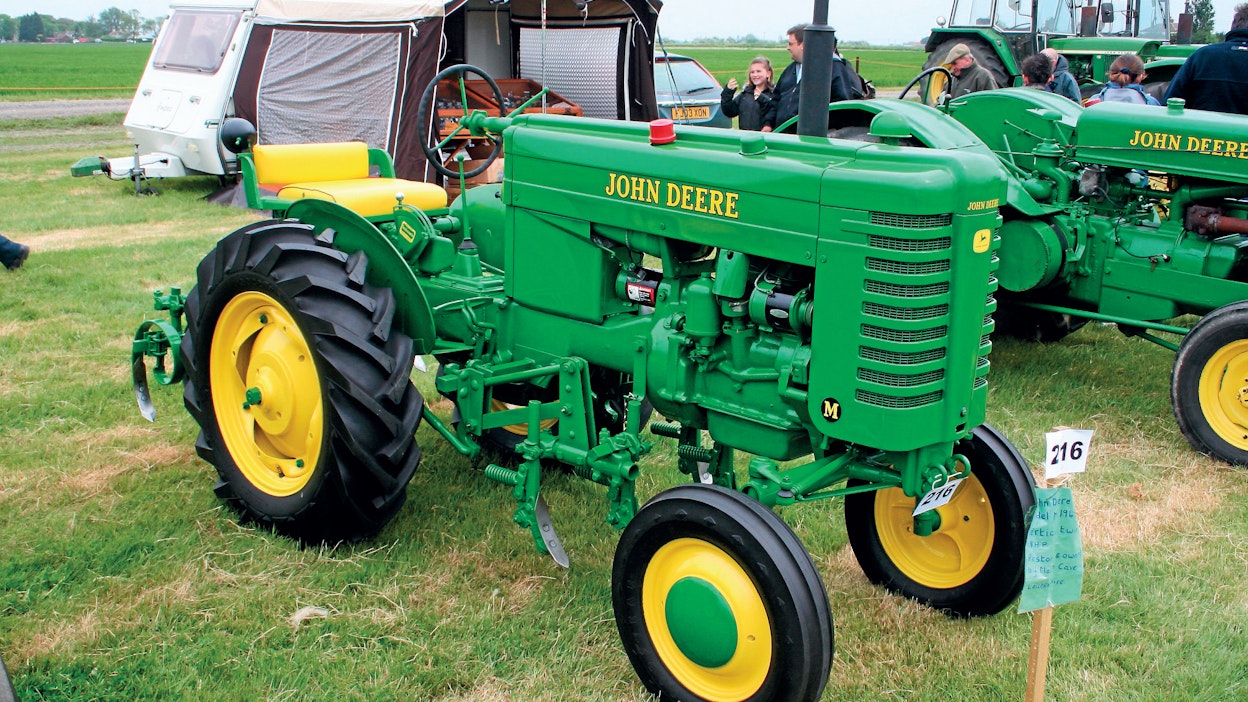 John Deere M -traktoria valmistettiin vuosina 1947–1952. John Deere Tractor Co.
Valmistettu yhteensä 45 799 kpl MT-mallia 30 472 kpl, MC-telamallia 10 509 kpl