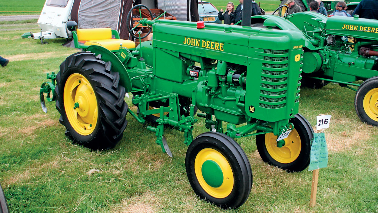 John Deere M -traktoria valmistettiin vuosina 1947–1952. John Deere Tractor Co.Valmistettu yhteensä 45 799 kpl MT-mallia 30 472 kpl, MC-telamallia 10 509 kpl