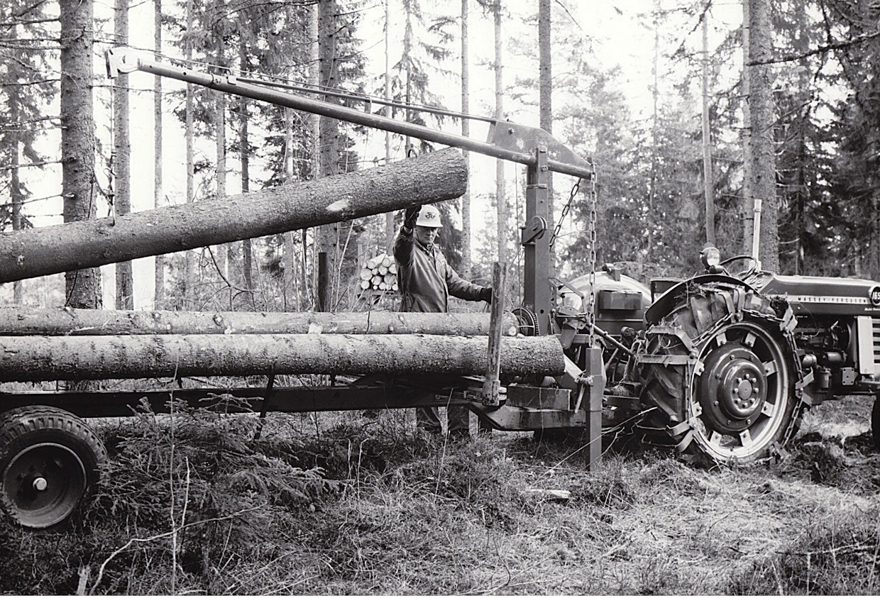 Nostolaitesovitteiset juontovinssit tulivat saataville 1960-luvun puolivälissä, tunnetuin merkki oli Peltosalmen Konepajan Farmi. Lisävarusteena sai kuormauspuomin, jolla lastaaminen onnistui yhdenmiehen menetelmälläkin. Keveitä vaijerikuormaimia oli saatavilla vielä 1980-luvulla, kiinteäsovitteiset mallit olivat tuolloin jo poistuneet markkinoilta.