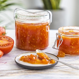 Tomaattichutneyyn voi käyttää minkä kokoisia tai värisiä tomaatteja tahansa. Myös hiukan ylikypsät tai kolhiintuneet sopivat loistavasti.