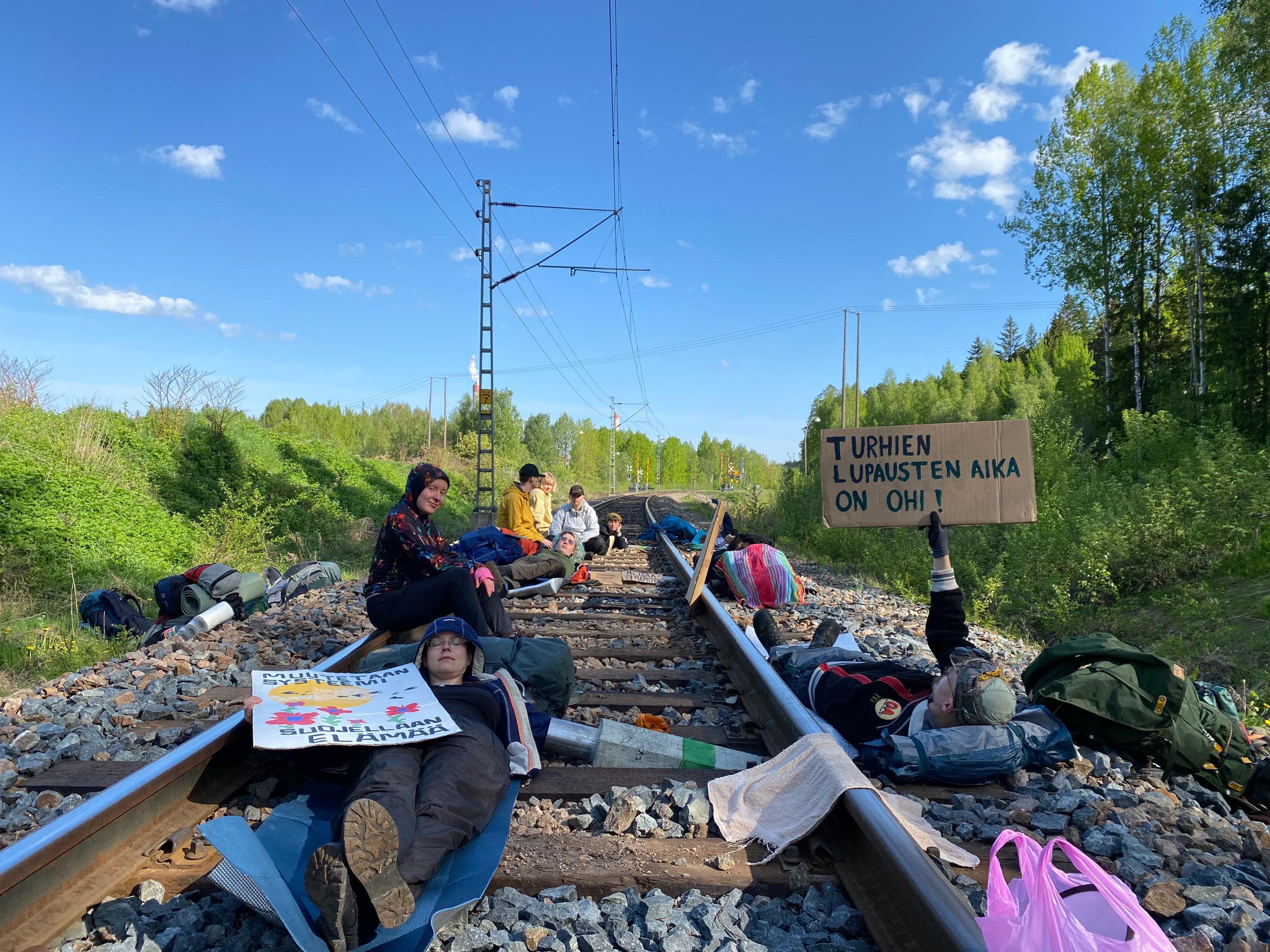 Kiinniotot aloitettiin junanraiteisiin lukittautuneista aktivisteista.