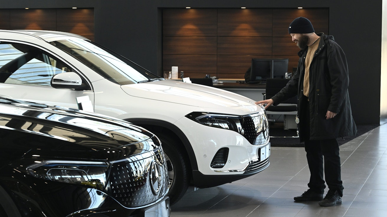 Asiakas tutustuu sähköautoon VEHO Airport -automyymälässä Vantaalla 21. maaliskuuta 2025. HEIKKI SAUKKOMAA / LEHTIKUVA.