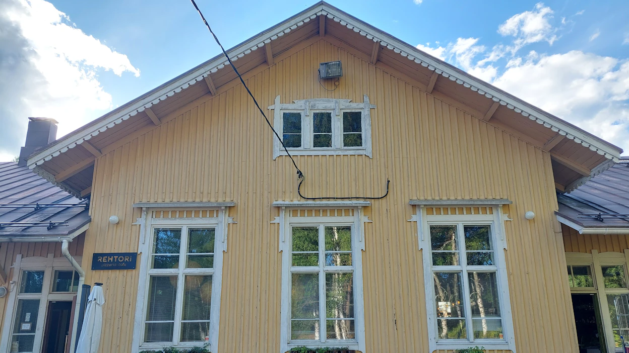 Pizzeria Rehtori toimii vanhassa kyläkoulussa iittiläisessä maalaismaisemassa.
