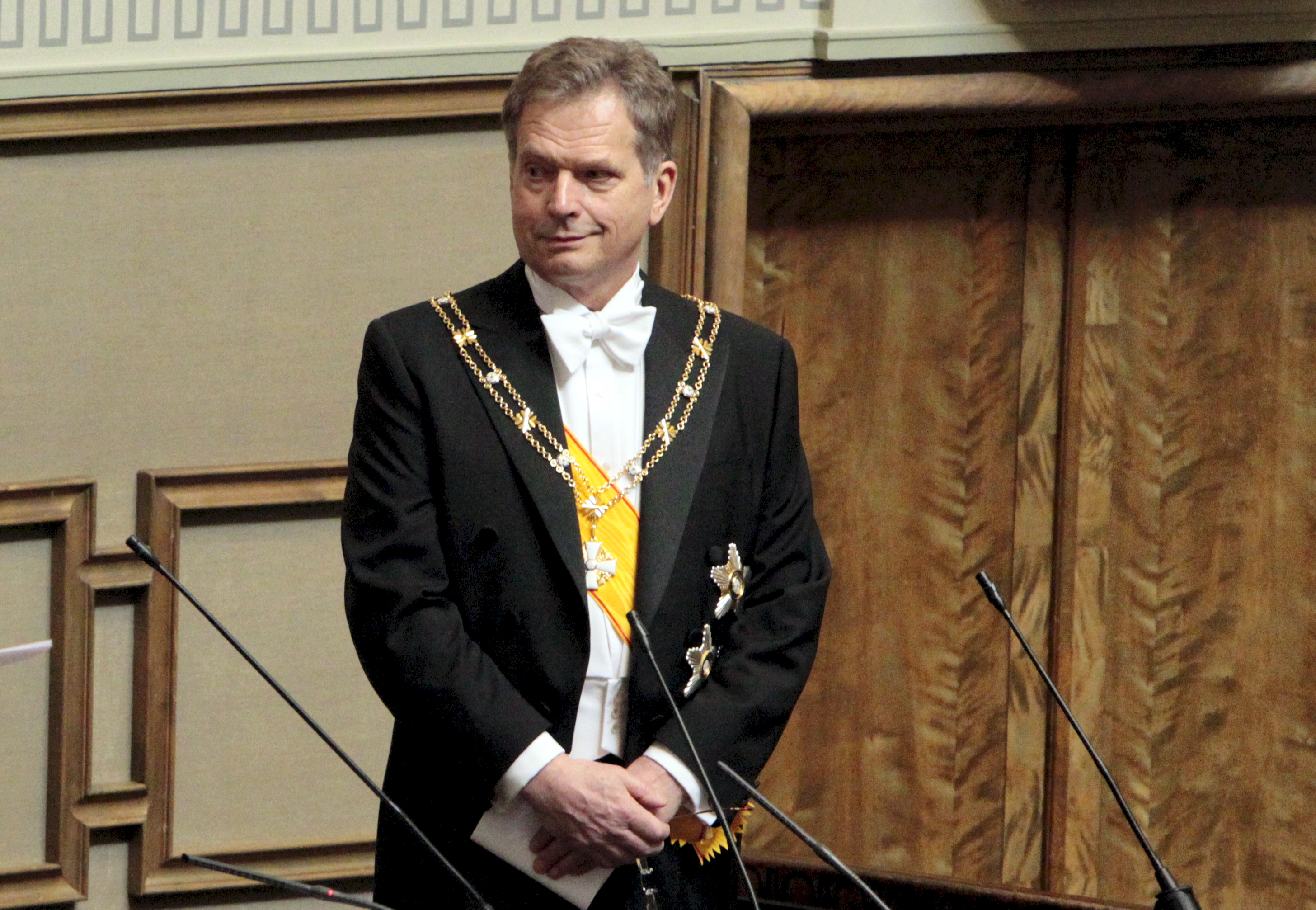 Presidentin valtaoikeuksia tulisi Yrjö Sarasten mielestä ennemminkin lisätä kuin vähentää. Kuva Sauli Niinistön virkaanastujaisista.