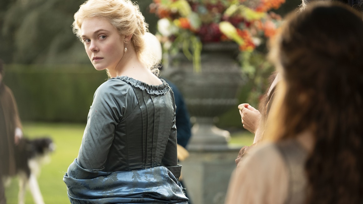 The Great -sarja näkyy Elisa Viihde Viaplayssa ja HBO:lla. Katariina Suurta esittää Elle Fanning.