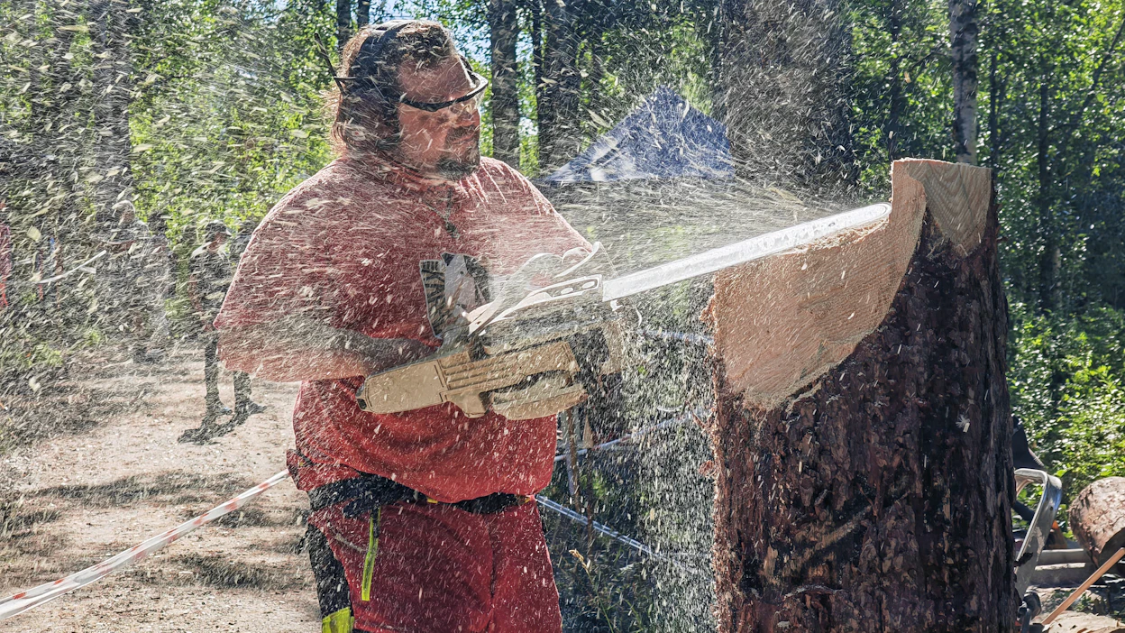 Moottorisahaveistäjä Raimo Hautaluoma on osallistunut Karhufestivaalille useita kertoja. Ensi kesänä kilpailun teemana on Villi ja vapaa.