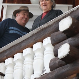 Aino ja Veli-Matti Tuuttila toimivat reilun neljänkymmenen vuoden ajan perunanviljelijöinä. Eläkkeelle jäätyään he nauttivat elostaan ja olostaan suomalais-ugrilaiseen tyyliin 