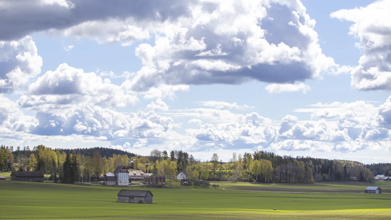 Maanantaina tuuli on laajalti puuskissa voimakasta maan etelä- ja keskiosassa sekä paikoin pohjoisessa.
