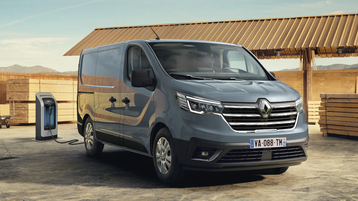 Tonniluokan pakettiautotarjonta laajenee, kun Renault Trafic E-Tech saapuu Suomeen tulevan kesän aikana. Mallista on tarjolla kahta eri korikokoa. Kuvituskuva.