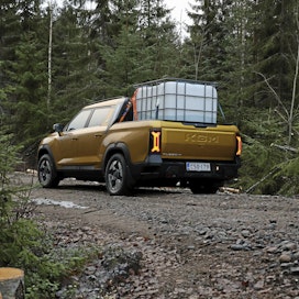 KGM Musso EV on nelivetoinen täyssähköinen lava-auto. Tehtaan ilmoittama 500 kg lavakantavuus riittää myös työkäyttöön.