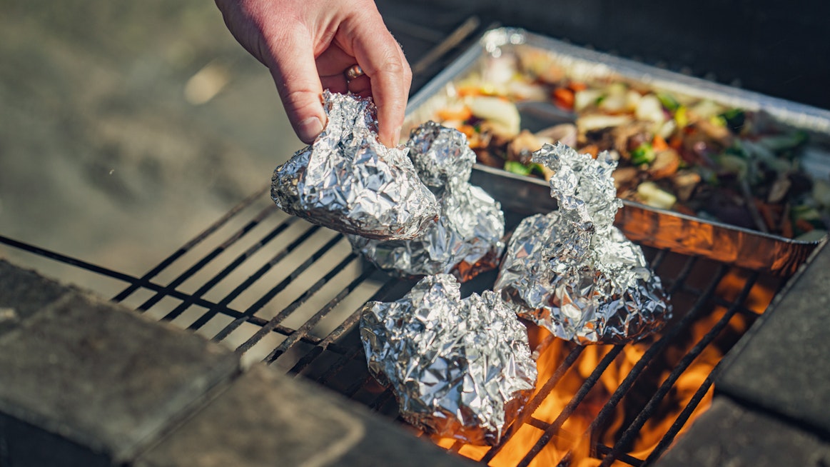 Paksu folio selviää grillauksesta todennäköisemmin repeytymättä kuin ohut.
