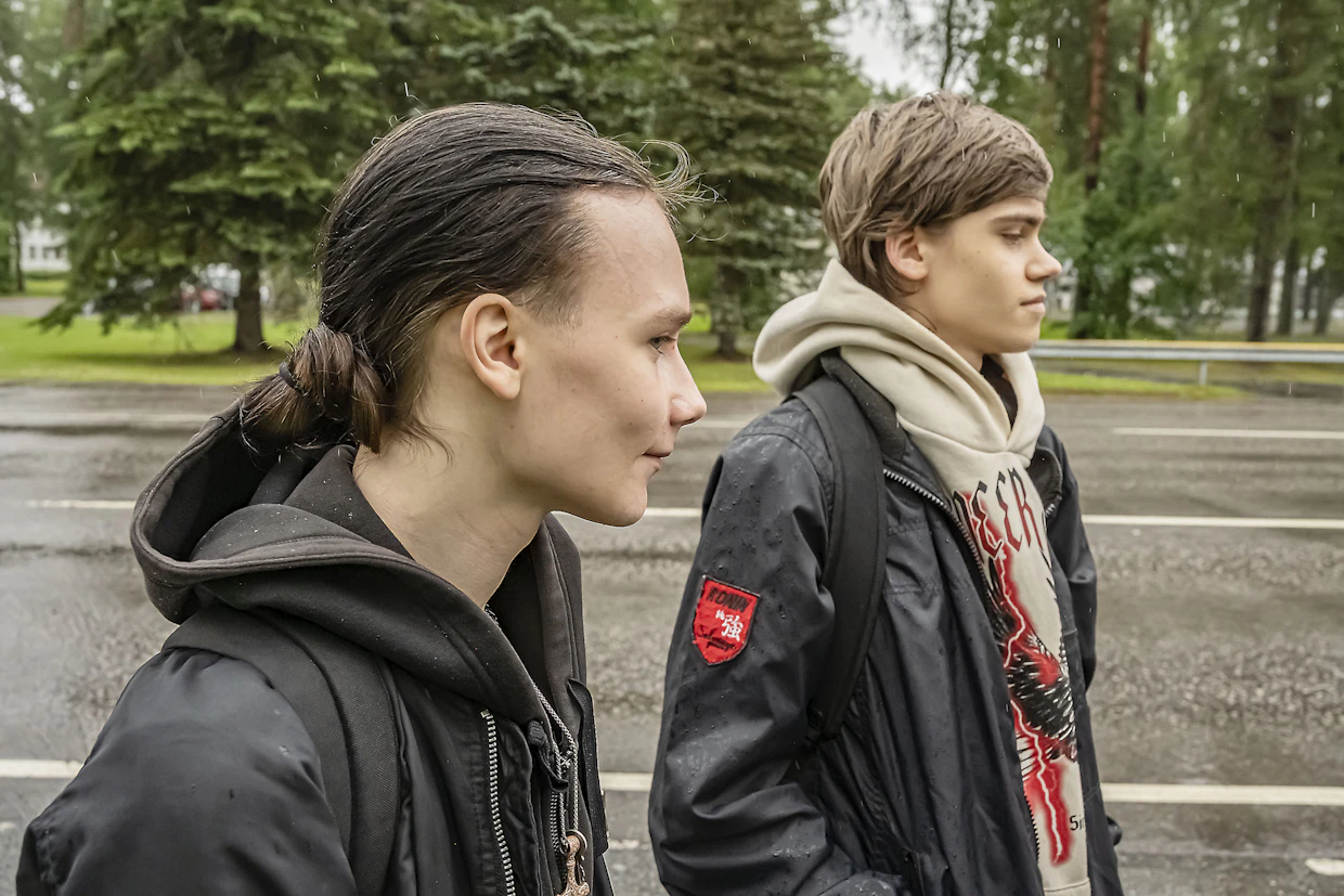 Maximus Hietapakka (vas) ja Pauli Salo kävelivät inttiin siviilissä mieltyneessä pituudessa.