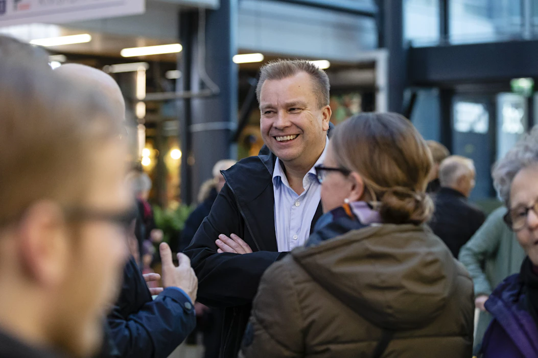 Keskustan puheenjohtaja Antti Kaikkonen tapasi lauantaina ihmisiä puoluevaltuuston kokouksen yhteydessä järjestetyssä yleisötilaisuudessa kauppakeskus Valkeassa Oulussa. LEHTIKUVA / Timo Heikkala.