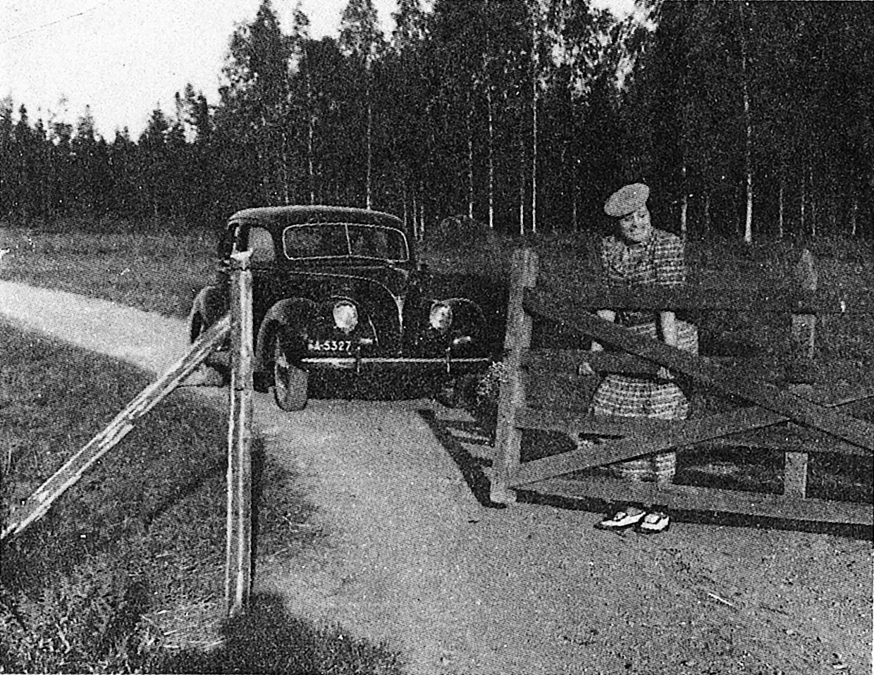Matkalla Marlebäckiin Hella Wuolijoen vieraaksi kesällä 1938. Zoja avaa karjaporttia NKVD:n Fordille.