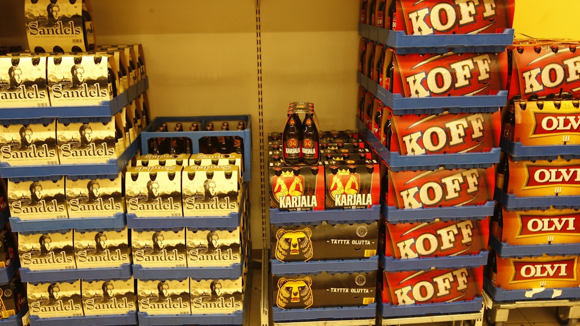 Alkoholijuomien ostaminen vähittäismyynnistä eli elintarvikemyymälöistä ja Alkosta väheni vain hieman eli 0,7 prosenttia vuoteen 2020 verrattuna.
