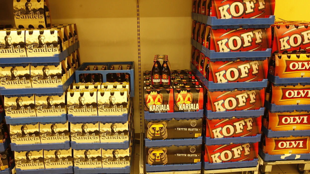 Alkoholijuomien ostaminen vähittäismyynnistä eli elintarvikemyymälöistä ja Alkosta väheni vain hieman eli 0,7 prosenttia vuoteen 2020 verrattuna.