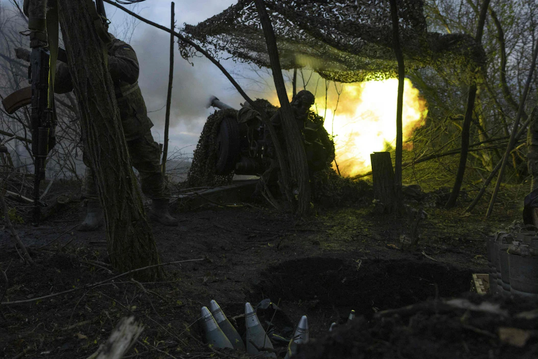 STT:n haastattelema suomalaistaistelija lähti ensimmäistä kertaa Ukrainaan noin kuusi vuotta sitten. Kuvassa tulitusta Bahmutin lähellä huhtikuun lopulla. AFP/LEHTIKUVA.