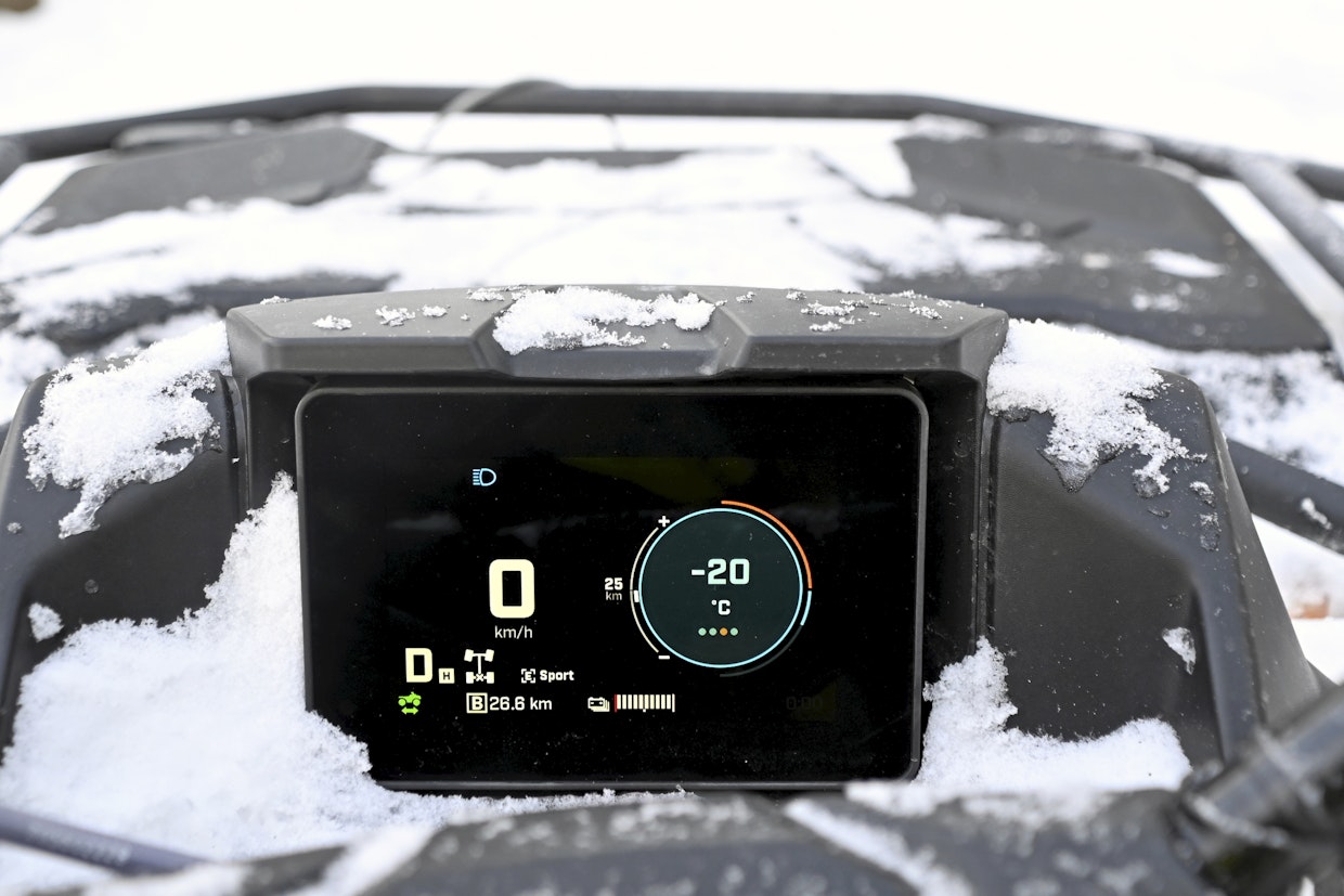 Ulkolämpötila -20 °C ja akku täynnä, ajomatkaksi järjestelmä ilmoittaa 25 km.