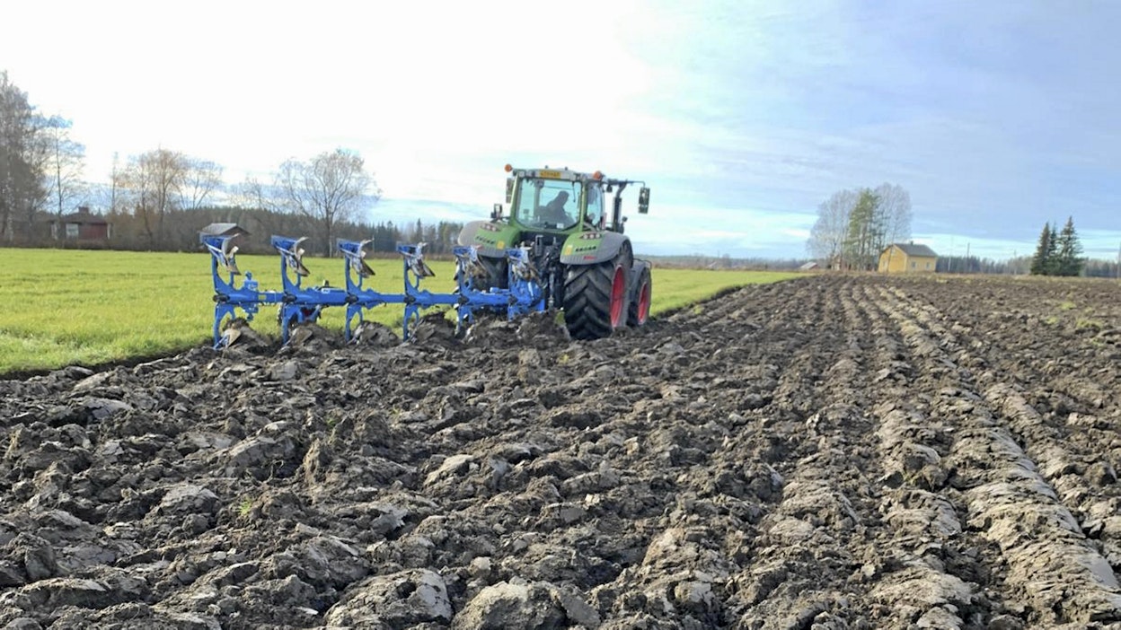Tuottamattomaksi tiivistyneen nurmen uusiminen kynnön kautta puolustaa paikkaansa. Valitettavasti samalla menetetään merkittävä osa nurmen sitomasta hiilestä. Maaperähengityksen mittaukseen kaivataan kenttäkelpoista mittakalustoa. Kuvassa pilotoidaan CO₂-hengityksen minikammiota.