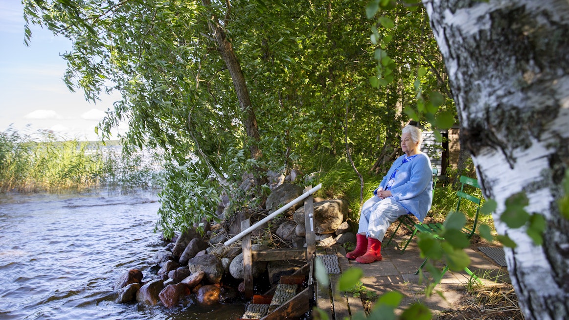Annikka Tapaninen istuu joka ilta monta tuntia Pyhäjärven rannalla katsomassa auringonlaskua. 