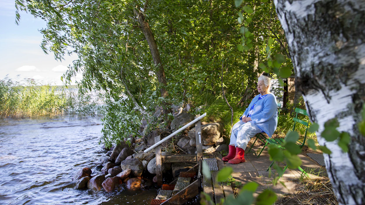 Annikka Tapaninen istuu joka ilta monta tuntia Pyhäjärven rannalla katsomassa auringonlaskua.