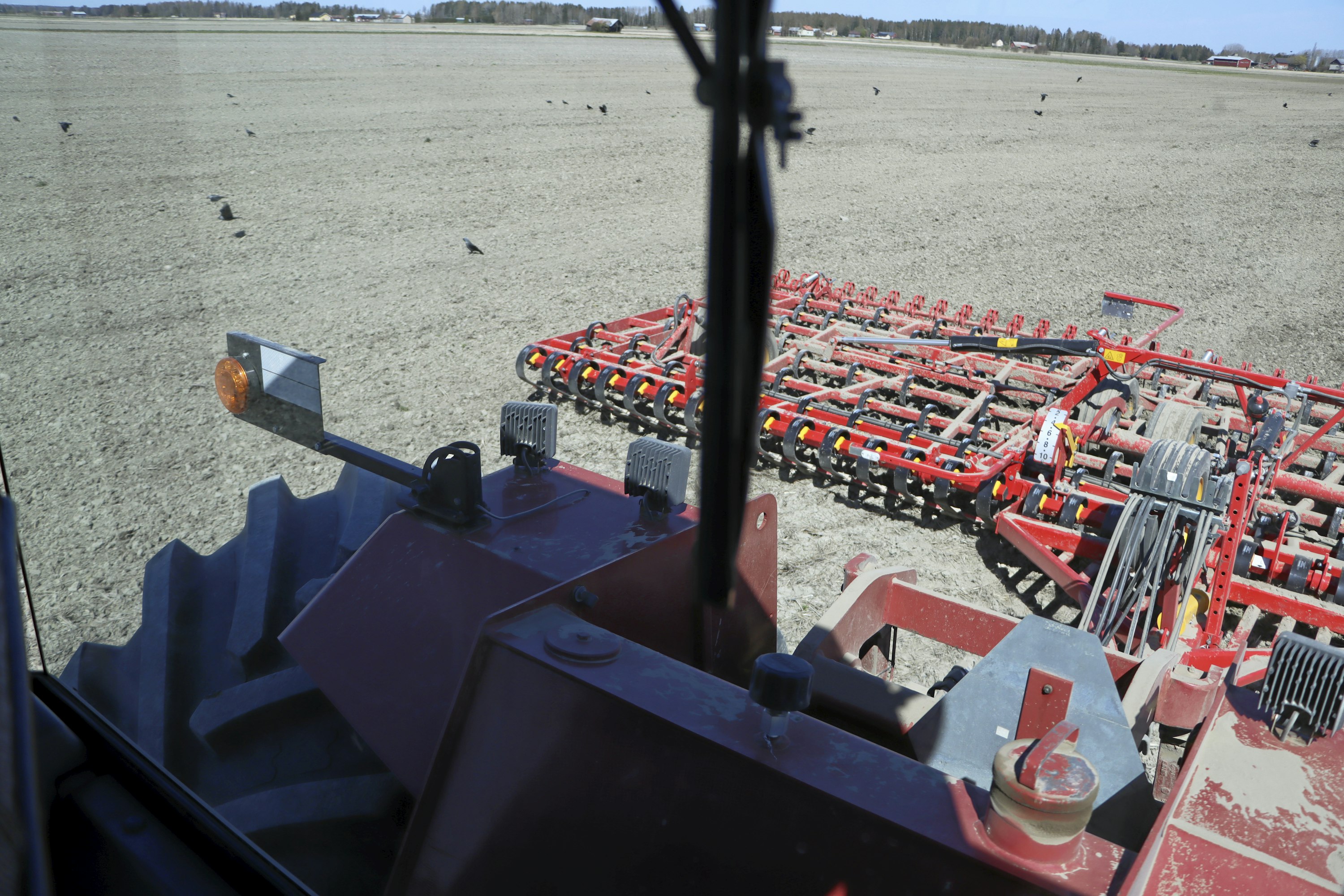 Ohjaamon melutaso on kohtuullinen, valmistaja ilmoittaa meluarvoksi 81 dB. Näkyvyys taakse ja leveän työkoneen kulmiin on hyvä, koska ohjaamon takakulmissa ei ole pilareita eivätkä renkaat tai lokasuojat rajoita näkyvyyttä. Leveä katto suojaa ulospäin kallistettuja ikkunoita hyvin pieniltä sadepisaroilta.