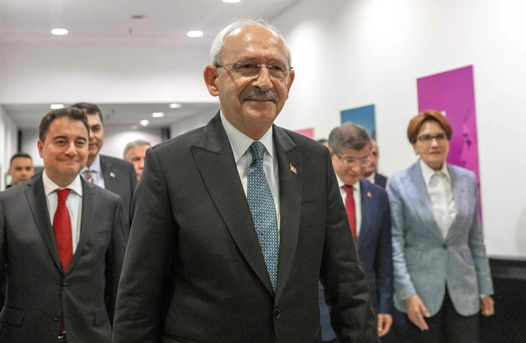 Opposition presidenttiehdokas Kemal Kilicdaroglu saapui lehdistötilaisuuteen Ankarassa maanantaina. LEHTIKUVA/AFP.