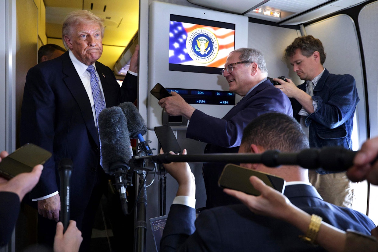 Trump vastaili toimittajien kysymyksiin paluulennolla Pekingistä.