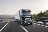Volvo FH16:sta tulee täysin uuden väkivahvan 780 hevosvoiman moottorin ansiosta kuljetusalan tehokkain kuorma-automalli. Riippumatta siitä, valitseeko asiakas kuorma-autoonsa sähkö-, kaasu- vai dieselkäyttöisen voimansiirron, uudet FH Aero -versiot kuluttavat vähemmän, toimintamatka on entistä pidempi, ja Aeron turvallisuuden ja ajokokemuksen luvataan olevan aiempaa paremman.