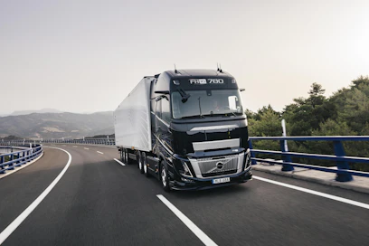 Volvo FH16:sta tulee täysin uuden väkivahvan 780 hevosvoiman moottorin ansiosta kuljetusalan tehokkain kuorma-automalli. Riippumatta siitä, valitseeko asiakas kuorma-autoonsa sähkö-, kaasu- vai dieselkäyttöisen voimansiirron, uudet FH Aero -versiot kuluttavat vähemmän, toimintamatka on entistä pidempi, ja Aeron turvallisuuden ja ajokokemuksen luvataan olevan aiempaa paremman.