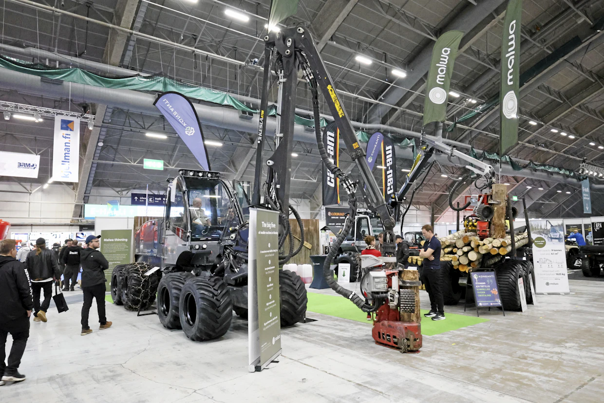 Päähallin keskellä oli esillä Malwan järeämpi 980-harvesteri ja perävaunulla varustettu 560.5C Kombi -yhdistelmäkone.